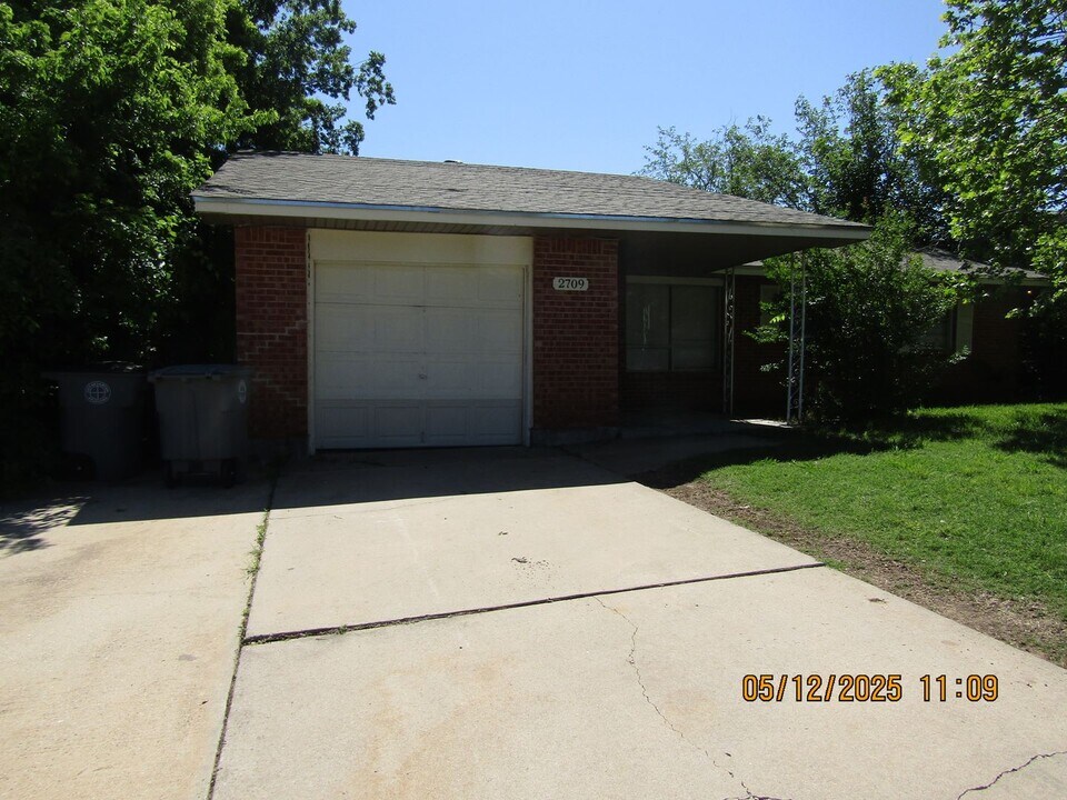 2709 NW Hilltop Dr in Lawton, OK - Building Photo
