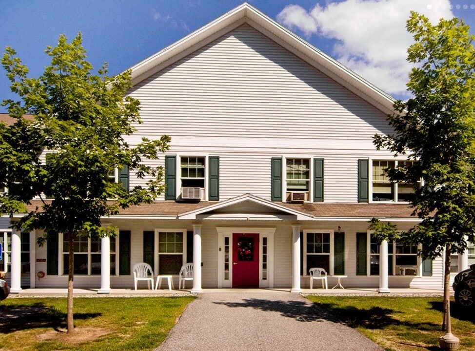 Jordan Bay Place in Raymond, ME - Foto de edificio