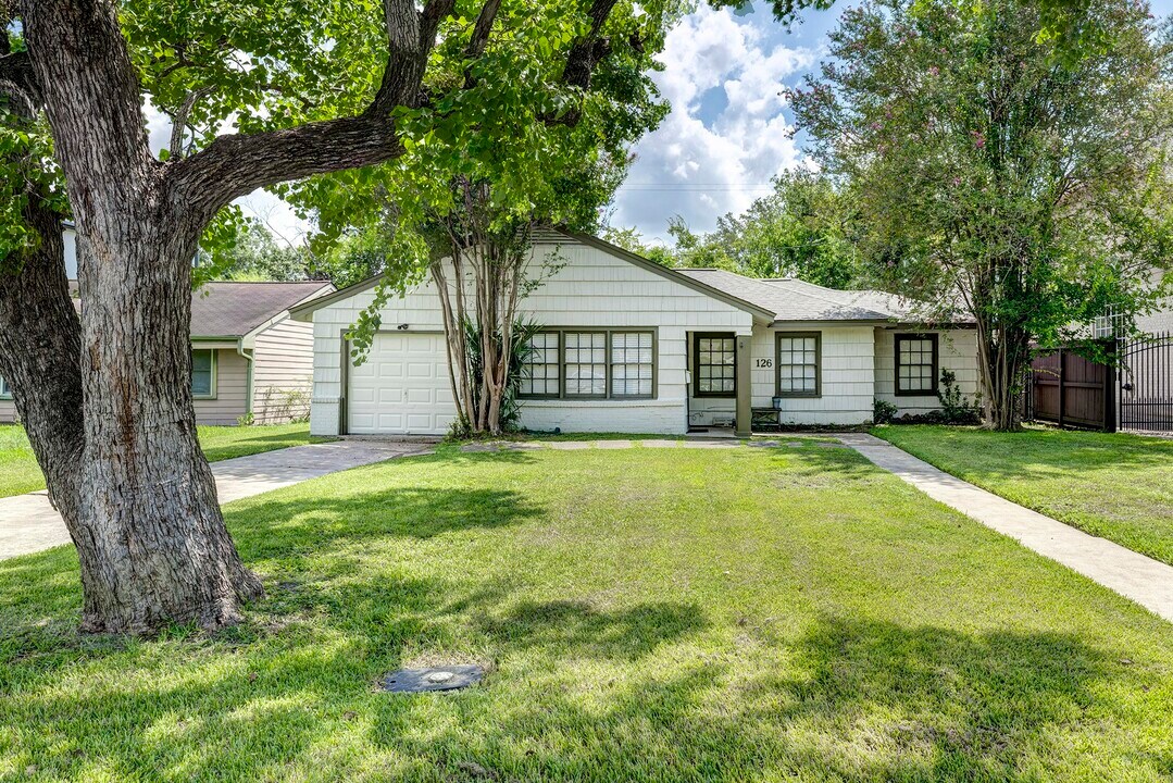 126 Pamellia Dr in Bellaire, TX - Building Photo