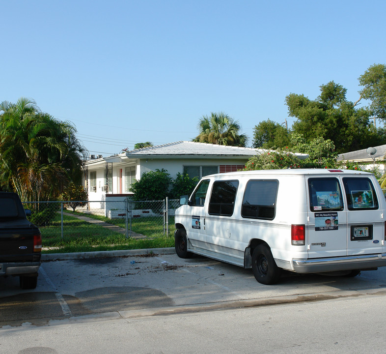 1946 NE 167th St in Miami, FL - Building Photo