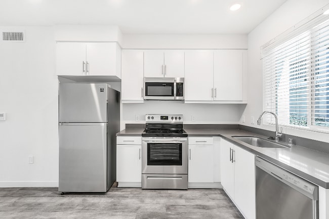 1249 W 39th Pl in Los Angeles, CA - Building Photo - Building Photo