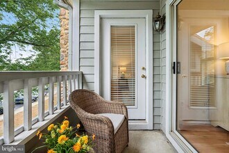 13085 Autumn Woods Way, Unit 305 in Fairfax, VA - Building Photo - Building Photo