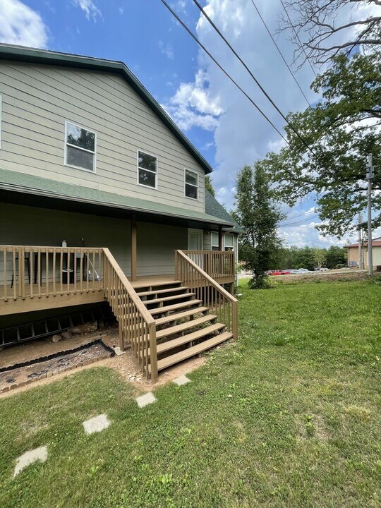 705 S 11th St in Ozark, MO - Foto de edificio