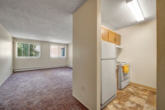 Lakewood Heights in Edmonton, AB - Building Photo - Building Photo