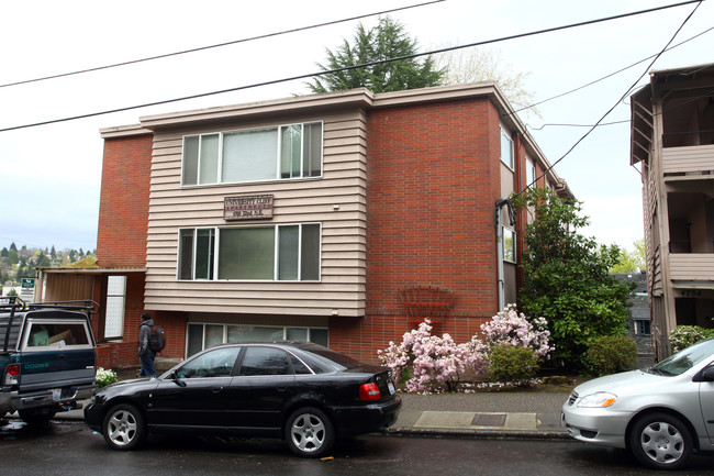 University Cliff Apartments in Seattle, WA - Building Photo - Building Photo