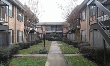 Tangleoaks Condominiums in Houston, TX - Building Photo - Building Photo