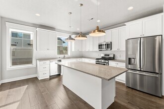 10374 S Sage Canal Way in Sandy, UT - Foto de edificio - Building Photo