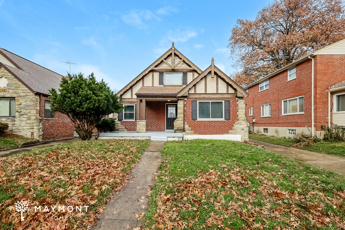 1876 Larchwood Pl in Cincinnati, OH - Building Photo