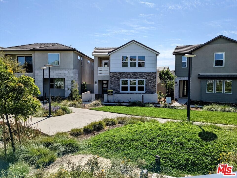 156 Chorus in Irvine, CA - Building Photo