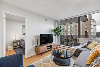 1920 Alberni St in Vancouver, BC - Building Photo - Building Photo