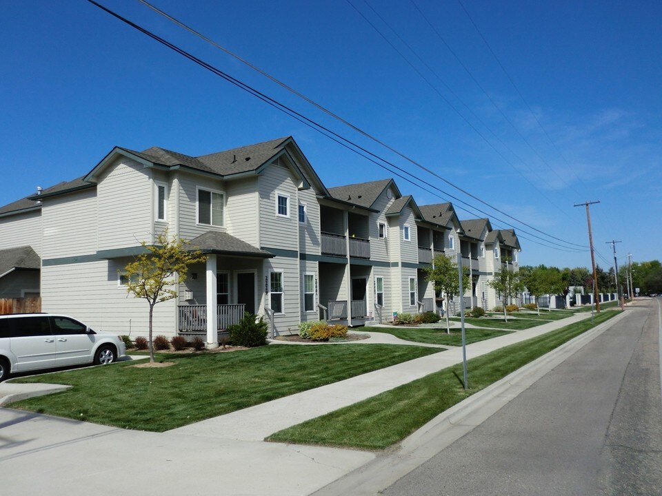 Fallingbrook Townhomes in Boise, ID - Building Photo