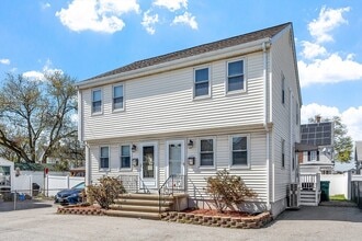31 Blossom St in Lowell, MA - Building Photo - Building Photo