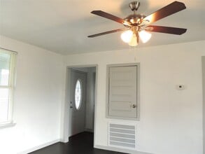 1242 Chevy Chase Dr in Angleton, TX - Building Photo - Building Photo