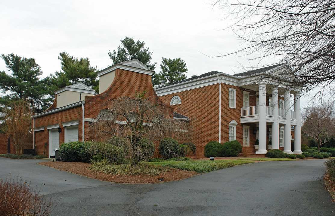 2795 Old Town Club Rd in Winston-Salem, NC - Building Photo