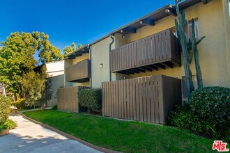 4810 Hollow Corner Rd in Culver City, CA - Building Photo - Building Photo