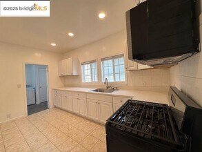 916 W 4th St in Antioch, CA - Building Photo - Building Photo