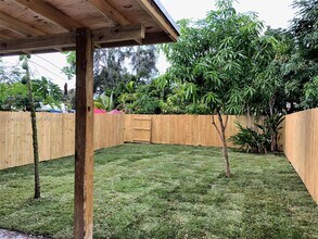 2465 NE 183rd St in North Miami Beach, FL - Building Photo - Building Photo