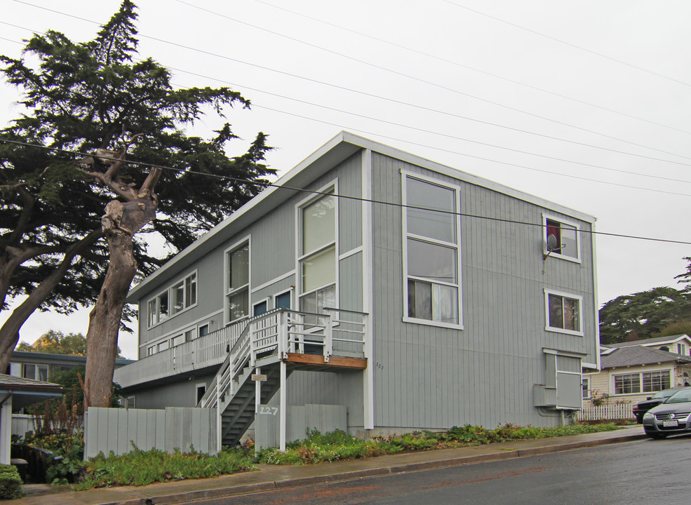 227 8th St in Montara, CA - Building Photo