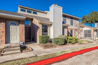 9393 Westwood Village Dr in Houston, TX - Building Photo - Building Photo