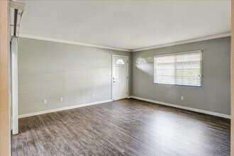 The Evergreens Apartment Homes in Anaheim, CA - Foto de edificio - Building Photo