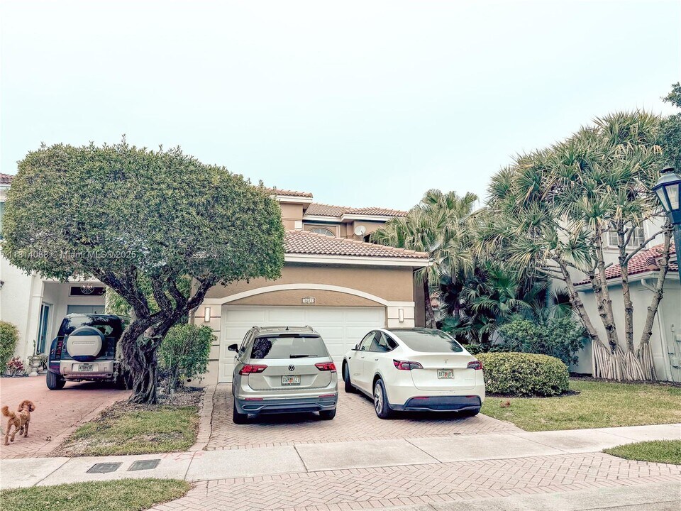 1621 Diplomat Dr in Miami, FL - Building Photo