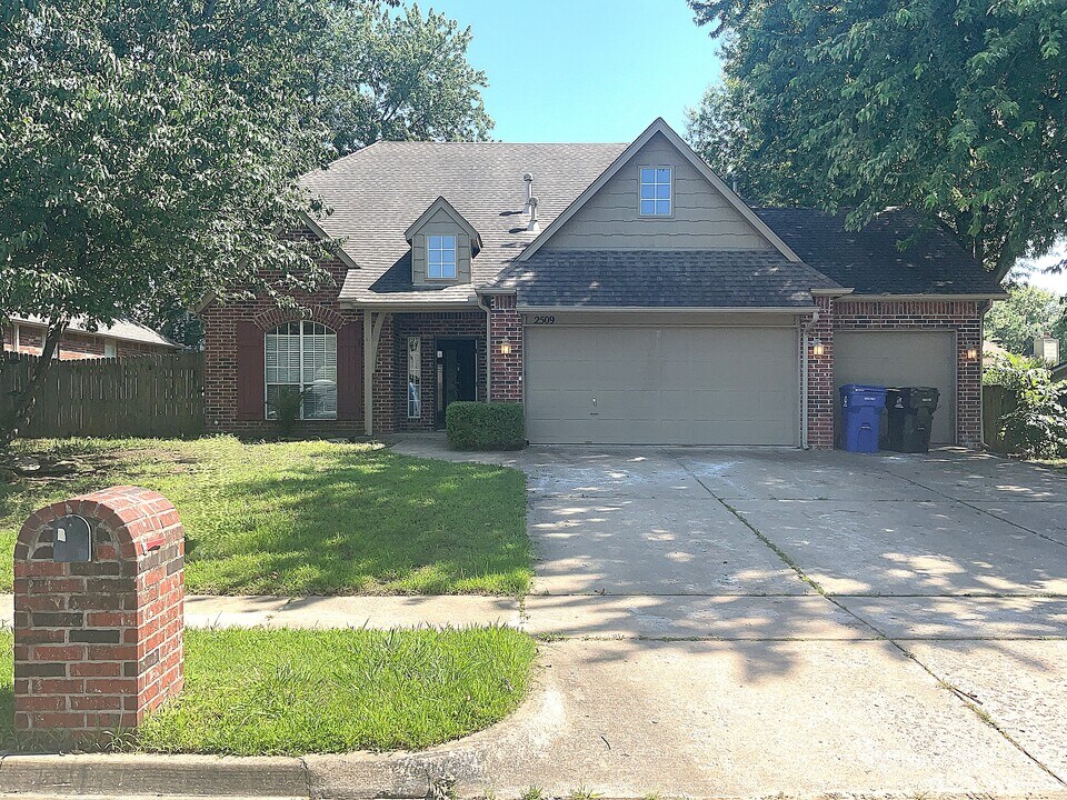 2509 W Urbana St in Broken Arrow, OK - Building Photo