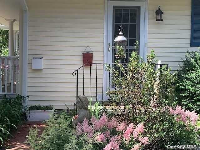 property at 3 Vine Ln