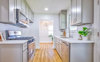 6621 Lindley Ave in Los Angeles, CA - Building Photo - Building Photo