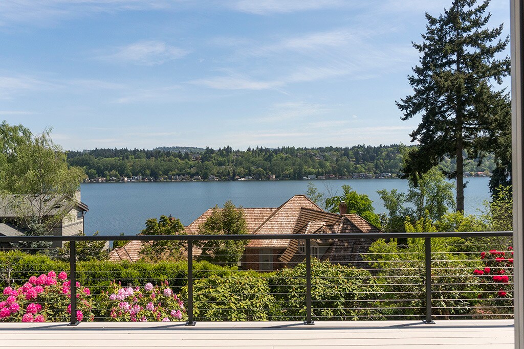 6240 E Mercer Way in Mercer Island, WA - Building Photo
