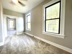 1813 Highland Ave, Unit 2 in Cincinnati, OH - Foto de edificio - Building Photo