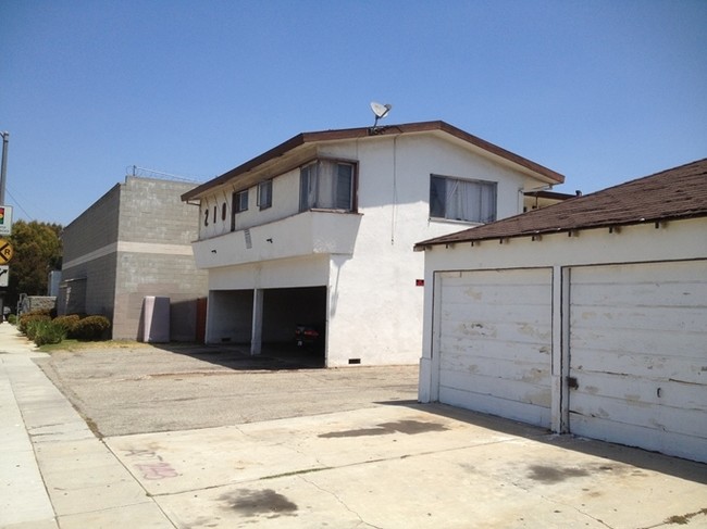 210 N Eucalyptus Ave in Inglewood, CA - Building Photo - Building Photo