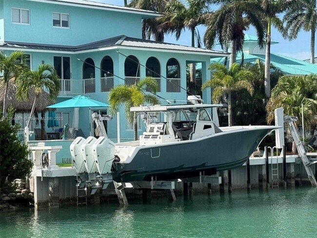 124 Indies Dr S in Duck Key, FL - Building Photo - Building Photo