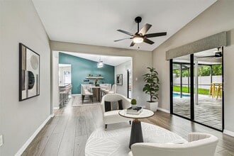 2504 Gulfbreeze Cir in Palm Harbor, FL - Foto de edificio - Building Photo