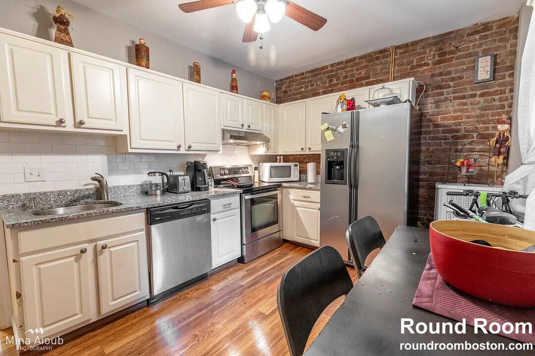 1404 Commonwealth Ave, Unit 5 in Boston, MA - Building Photo
