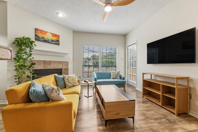 3001 Cedar St, Unit 112 in Austin, TX - Foto de edificio - Building Photo