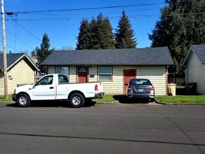 263 N Main St in Lebanon, OR - Foto de edificio - Building Photo