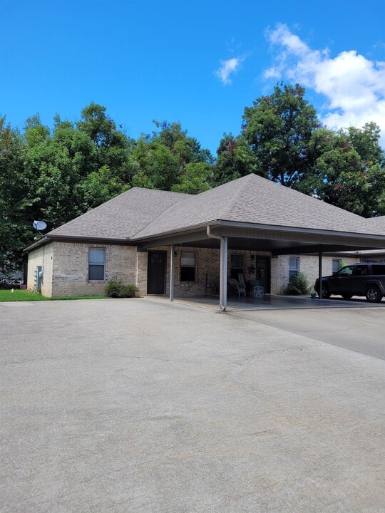 210 Elm St N in Beebe, AR - Building Photo
