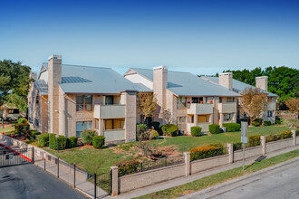 Devonshire Condominiums in San Antonio, TX - Building Photo - Primary Photo