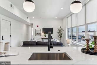 139 W Chelten Ave, Unit 312 in Philadelphia, PA - Foto de edificio - Building Photo