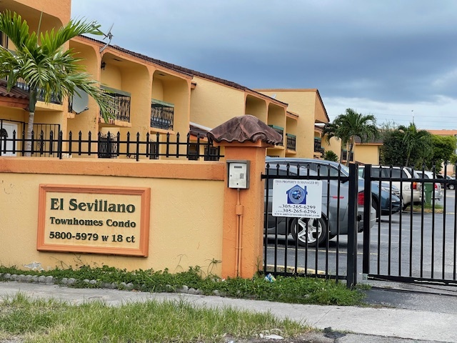 5901 W 18th Ct in Hialeah, FL - Foto de edificio