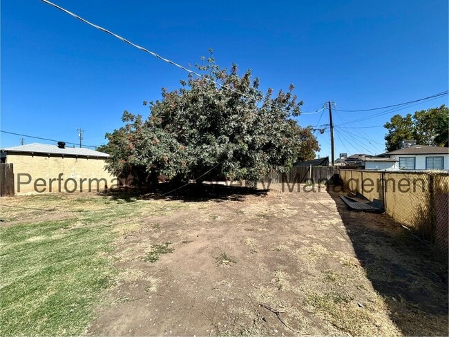 902 Woodrow Ave in Bakersfield, CA - Building Photo - Building Photo