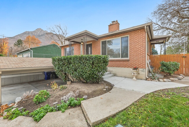 property at 2576 E Wren Rd