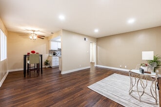 Monterra Springs in La Habra, CA - Foto de edificio - Interior Photo