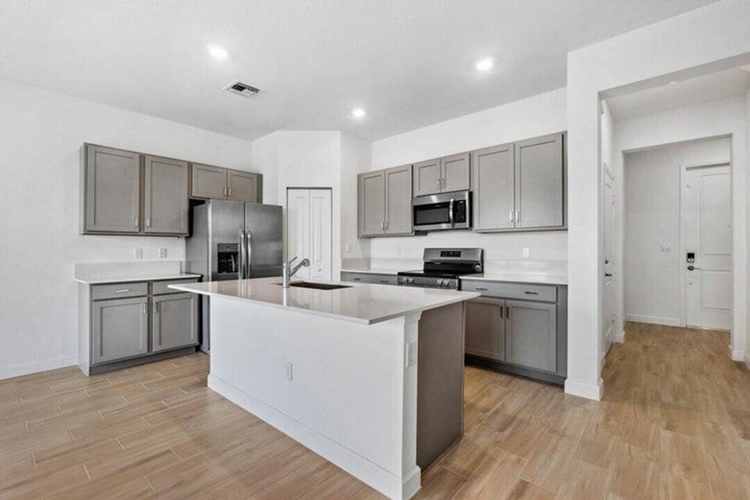 4159 Lagoon Shore Dr in Greenacres, FL - Building Photo