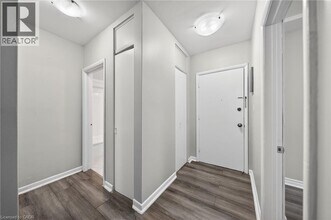 237 Mohawk Rd E in Hamilton, ON - Building Photo - Building Photo