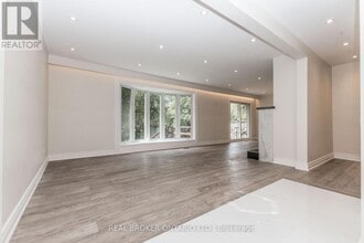 1821 Truscott Dr in Mississauga, ON - Building Photo - Building Photo