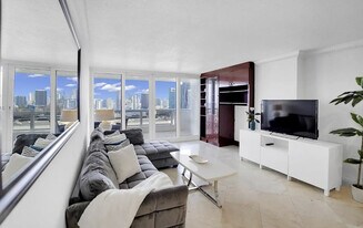 1717 N Bayshore Dr in Miami, FL - Building Photo