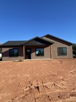 742 W Vance Dr in Kanab, UT - Building Photo