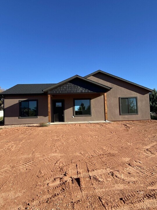 742 W Vance Dr in Kanab, UT - Building Photo