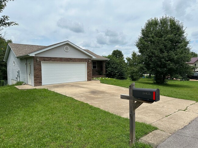 24625 Spencer Rd in Waynesville, MO - Building Photo - Building Photo